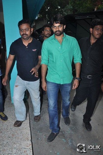 Pilla-Nuvvu-Leni-Jeevitham-Movie-Team-Visits-Viswanath-Theatre